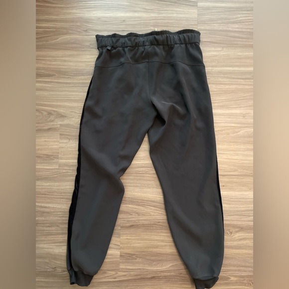 Lululemon On the Fly Jogger Velvet Trim Black / Black Special Edition size 8 - Picture 4 of 9